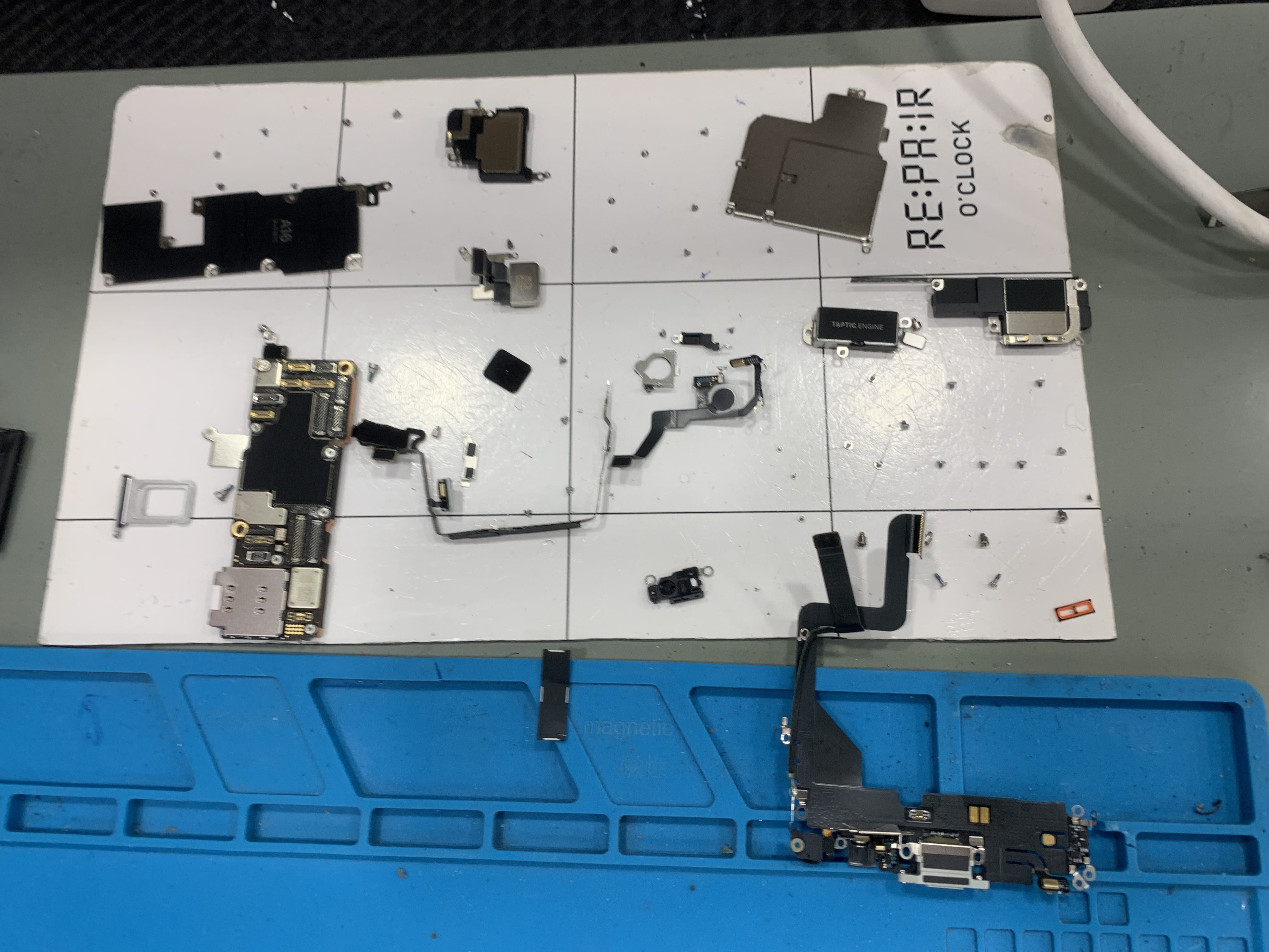 Αποσυναρμολόγηση iPhone για αντικατάσταση Backglass